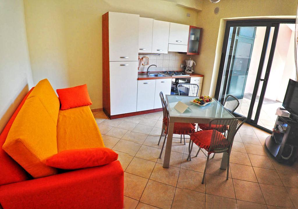 Appartamenti Vacanze Mareemare Capo dʼOrlando Екстериор снимка